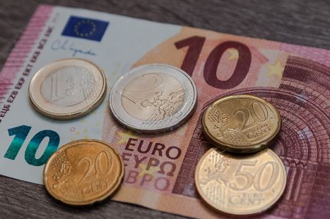 Foto: Euroscheine und -münzen